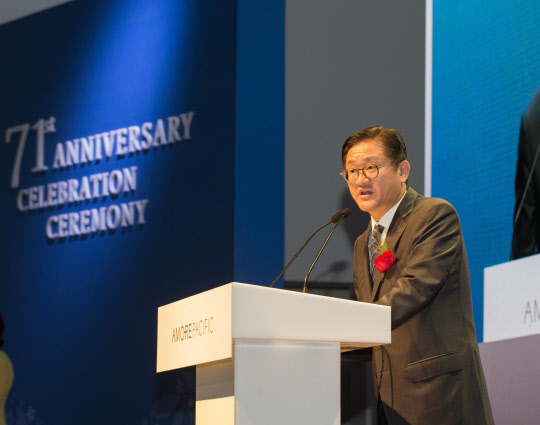 5일 경기 용인 보라동 아모레퍼시픽기술연구원 인재원 장원홀에서 열린 아모레퍼시픽 창립 71주년 기념식에서 서경배 대표가 기념사를 하고 있다. <아모레퍼시픽 제공>